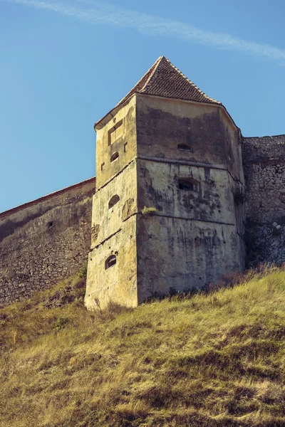 Středověká věž a obranné zdi rasnov citadely, Rumunsko — Stock fotografie