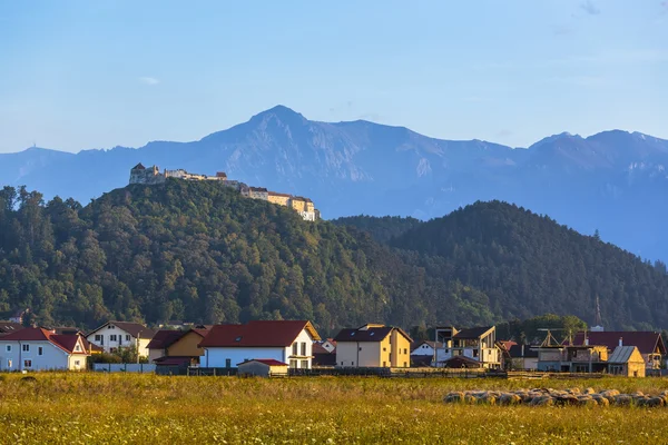 Fortaleza Rasnov y montañas Bucegi, Rumania —  Fotos de Stock