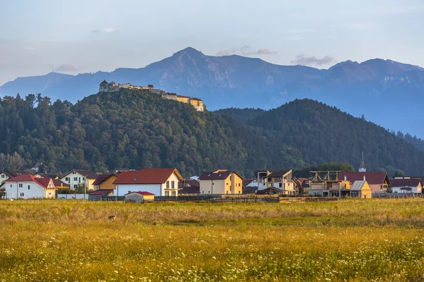 Forteresse de Rasnov et les montagnes Bucegi, Roumanie — Photo