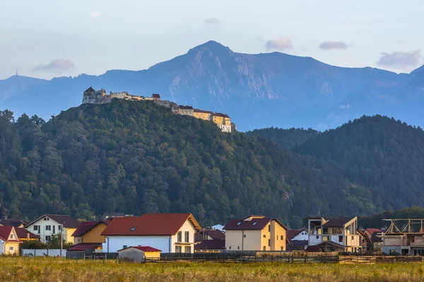 Fortezza Rasnov e montagne Bucegi, Romania — Foto Stock