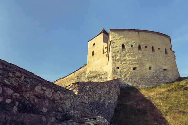 Torre medieval y muros de defensa de la ciudadela de Rasnov, Rumania — Foto de Stock