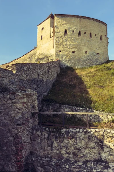 Középkori torony és védelmi falak Barcarozsnyó Fellegvár, Románia — Stock Fotó