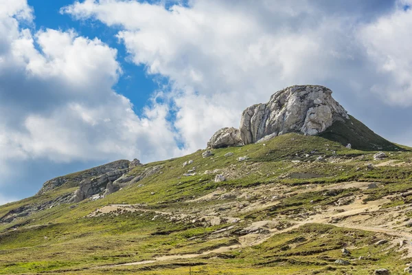 Bewolkt berglandschap — Stockfoto