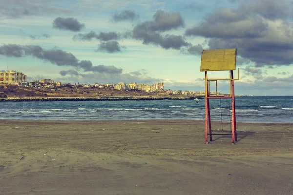 Abandoned weathered lifeguard tower — Stock Photo, Image