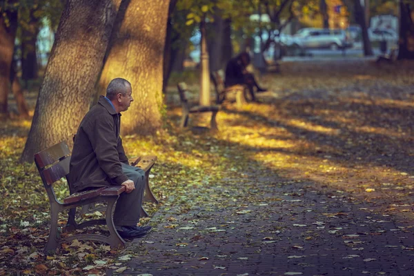 Bir bankta yalnız emekli adam — Stok fotoğraf