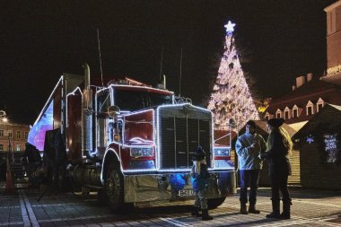 Kırmızı Coca-Cola kamyon