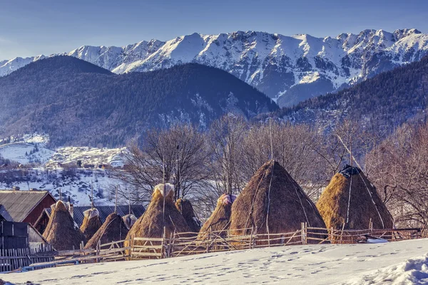 Fattoria con pagliai in inverno — Foto Stock