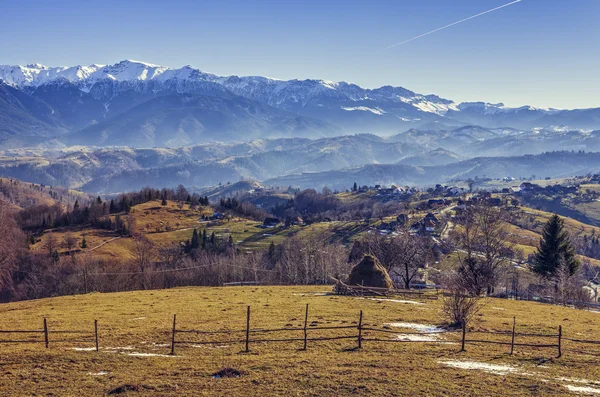 Rumuński alpejskich krajobrazów wiejskich — Zdjęcie stockowe