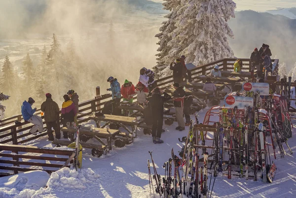 Skiers at Postavaru cottage, Romania — Stock Photo, Image