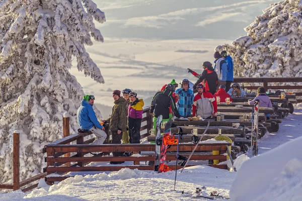 Skiers at Postavaru cottage, Romania — Stock Photo, Image