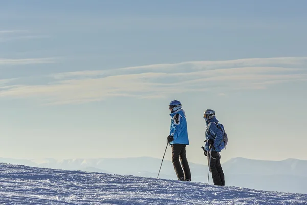 Skifahrer auf Skipiste — Stockfoto