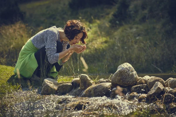 Dağ dere su içme kadın — Stok fotoğraf