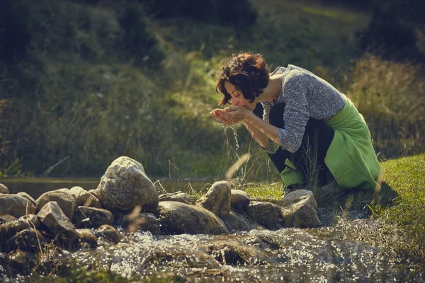 Dağ dere su içme kadın — Stok fotoğraf