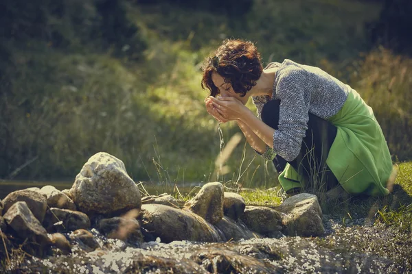 Creek taze su içme kadın — Stok fotoğraf