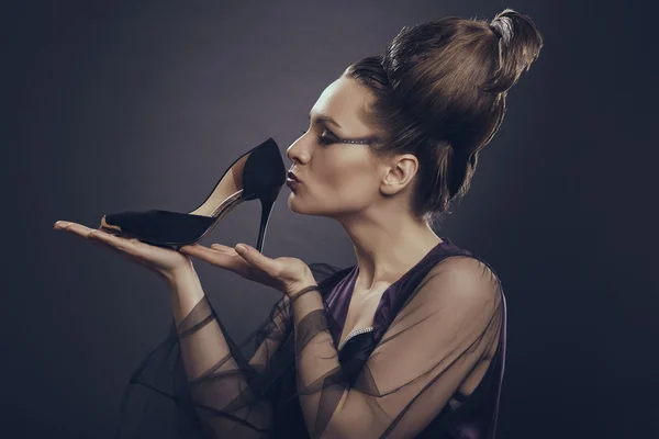 Frau küsst Schuhe mit hohen Absätzen — Stockfoto