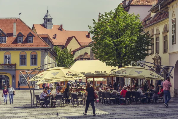 Zsúfolt járda kávézó, Sibiu, Románia — Stock Fotó