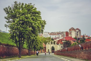 İlk kapı, beyaz Carolina kale, Alba Iulia