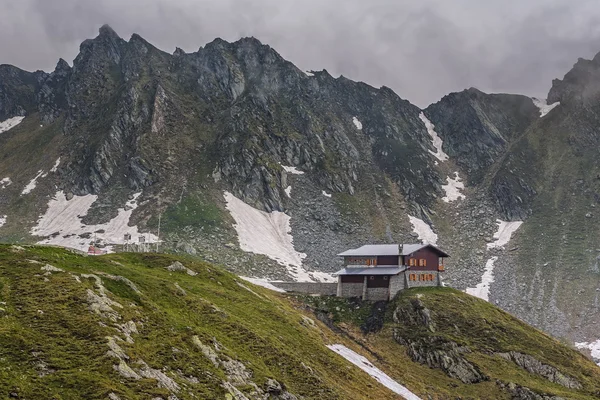 Paysage de montagne avec chalet — Photo