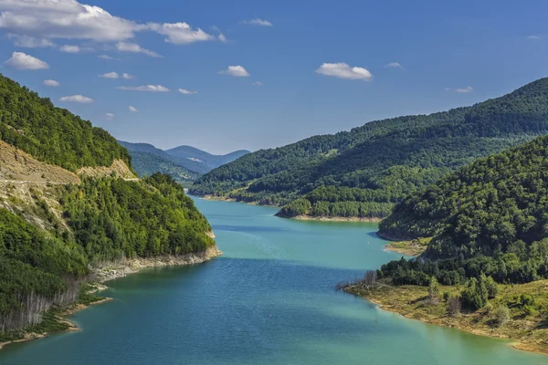 Turqoise umělé přehradní jezero — Stock fotografie