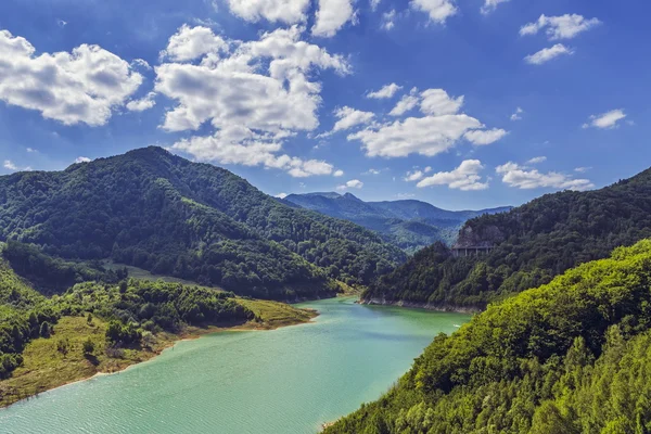 清除山上的湖 — 图库照片