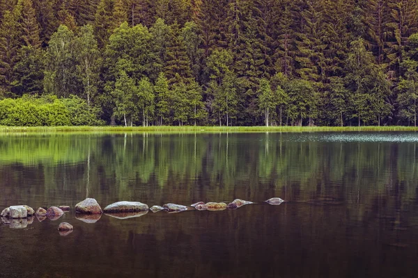 Paisaje tranquilo lago —  Fotos de Stock