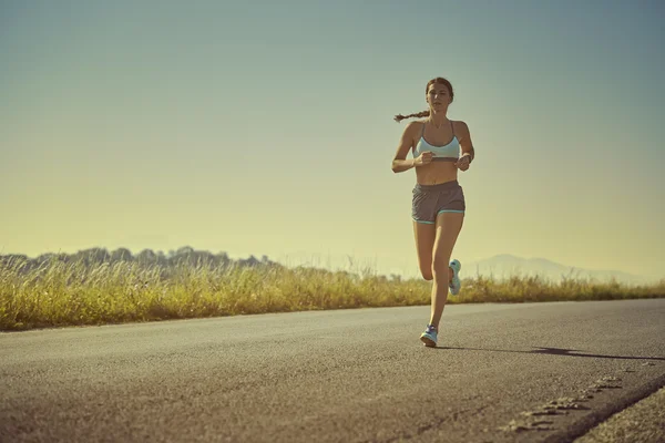 Femeie sportivă alergând — Fotografie, imagine de stoc