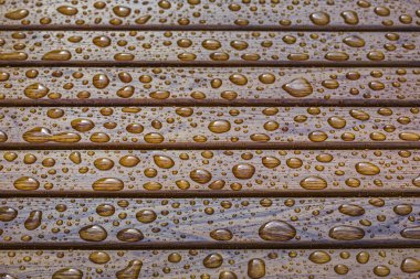 Ahşap üzerine yağmur damlaları