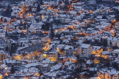 Brasov Kışlıklar alacakaranlıkta havadan görünümü