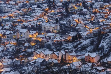 Brasov kış alacakaranlıkta havadan görünümü