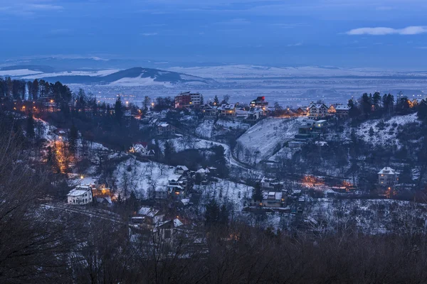 Winterdämmerung in Brasov, Rumänien — Stockfoto