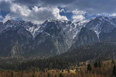 Karlı Bucegi Dağları aralığı