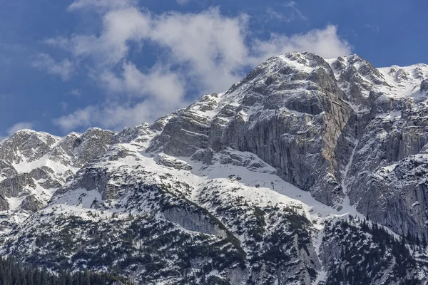 Crête de montagne escarpée enneigée — Photo