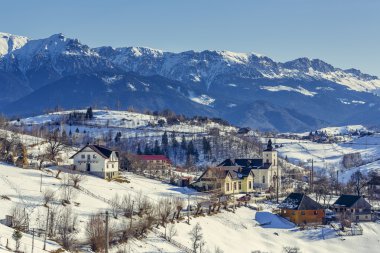 Karlı kırsal dağ manzarası