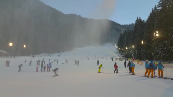 Pista de esquí abarrotada — Vídeos de Stock