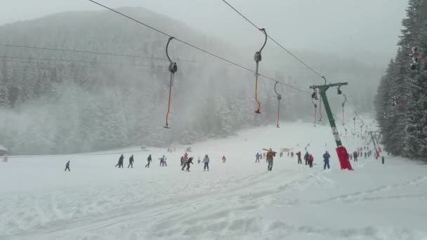 Piste de ski dans la station Poiana Brasov, Roumanie — Video