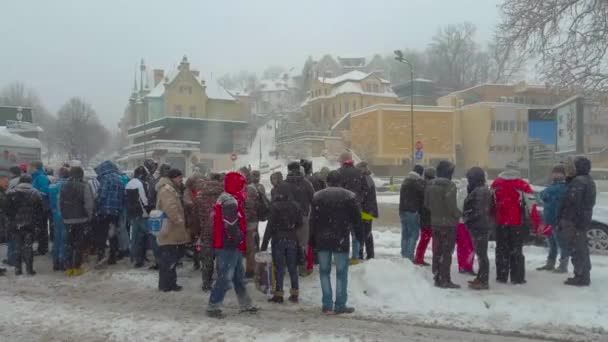 Turisté, čekání na autobus — Stock video