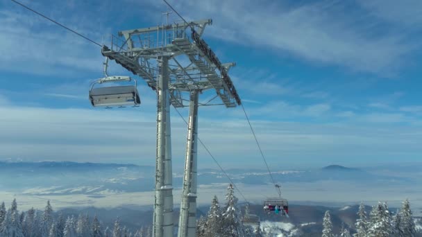 A Poiana Brasov üdülőhely ski lift — Stock videók