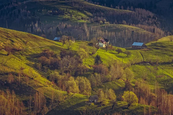 Tradizionale borgo di montagna rumeno — Foto Stock