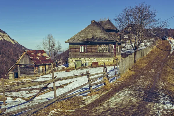 Rustiek huis en ontdooide landweg — Stockfoto