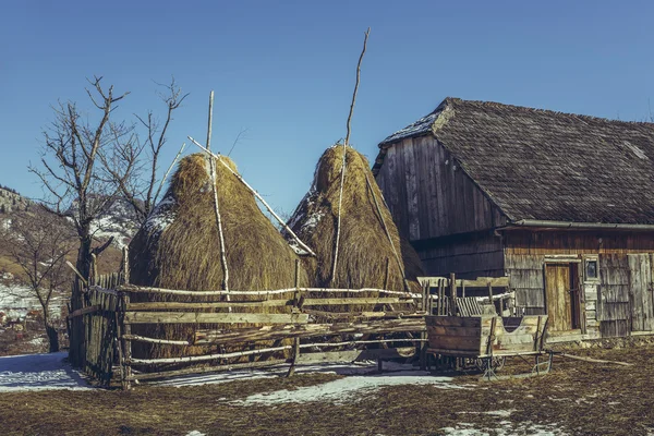 Traditional Romanian farm — Stock Photo, Image