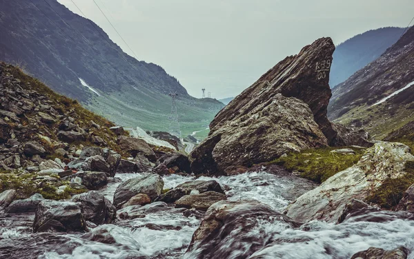 Rapide del torrente di montagna, Transfagarasan, Romania — Foto Stock