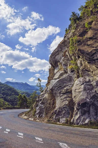 Yol sarp kayalık uçurum açmak