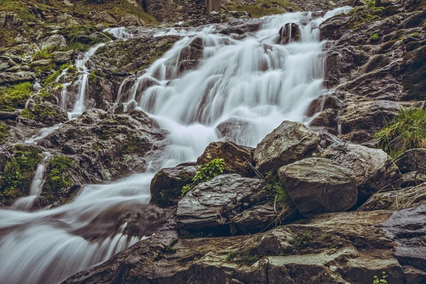 Majestátní hora proud vodopád — Stock fotografie