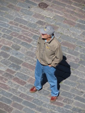 Tallinn, Estonya - Haziran 2012 yaklaşık: tanımlanamayan ihtiyar meydanda bekliyor