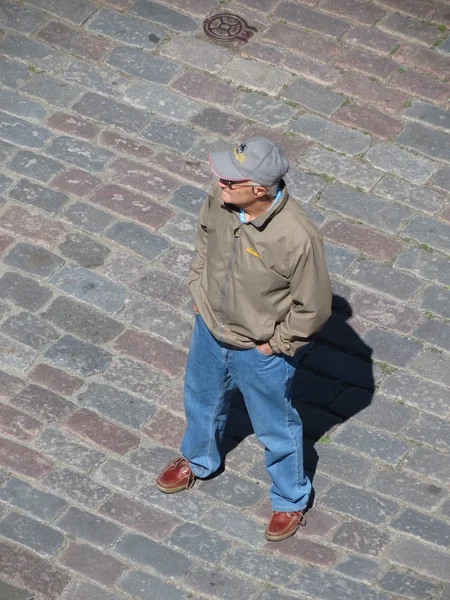 Tallinn, Estonya - Haziran 2012 yaklaşık: tanımlanamayan ihtiyar meydanda bekliyor