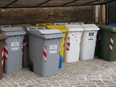 Atık kutuları sıralama