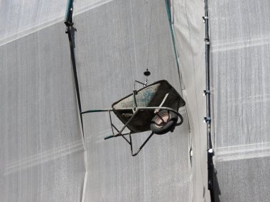 El arabası el motorlu araca havada asılı bir şantiye