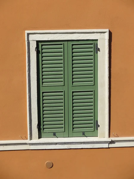 Uma Casa Italiana Tradicional Com Fachada Colorida Cortinas Venezianas Pintadas — Fotografia de Stock