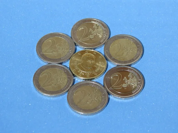 被欧元硬币包围的梵蒂冈硬币 — 图库照片