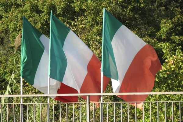 Italienska Flaggor Flytande Vinden — Stockfoto